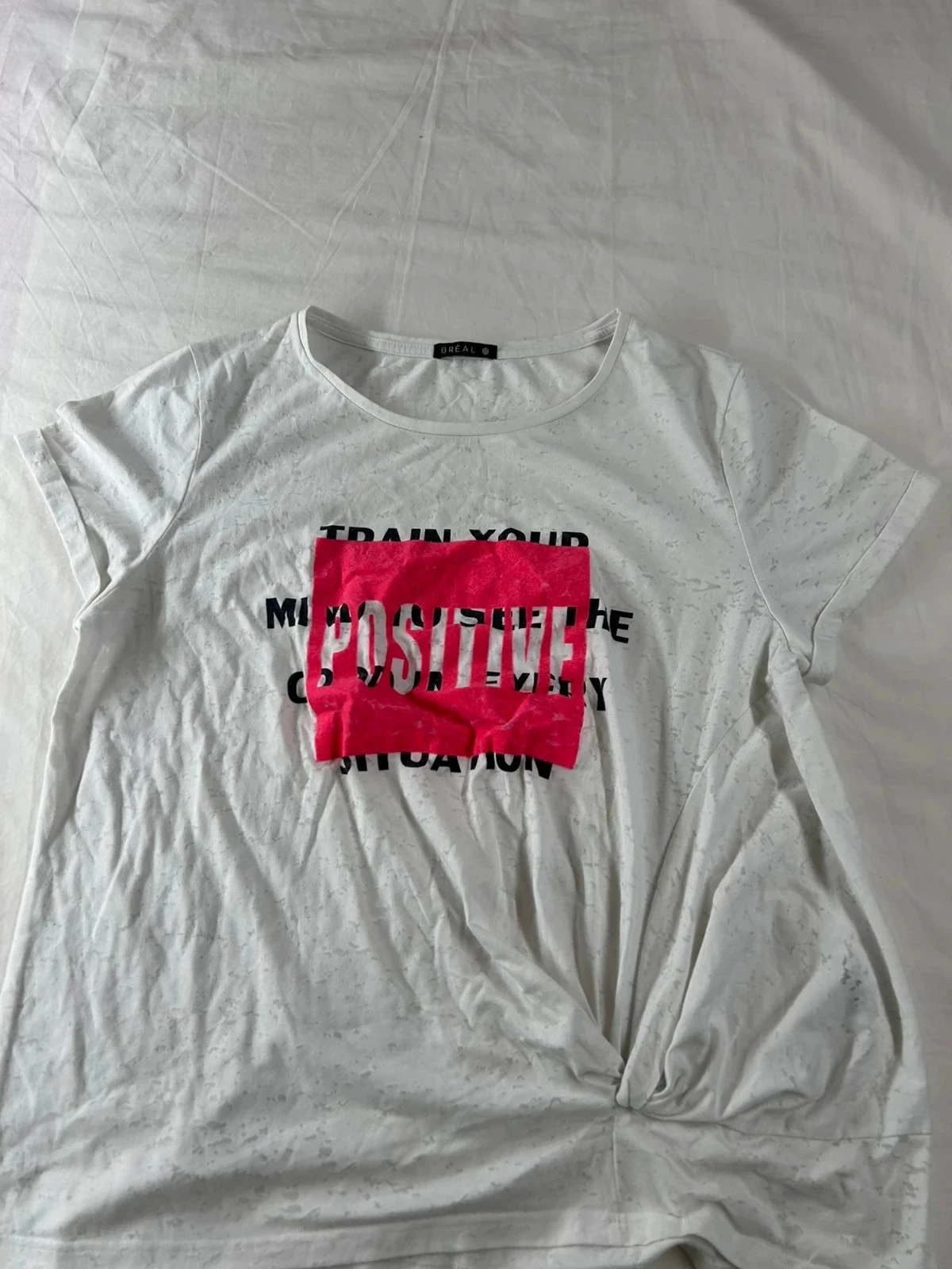 Camiseta Bréal blanca con estampado rosa – photo 2